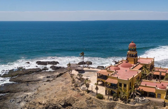 5a Main floor condo, pool right outside your patio, 5 minutes to beach