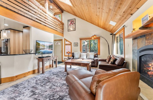 5BR Ski in Out Mountain Getaway with Hot Tub