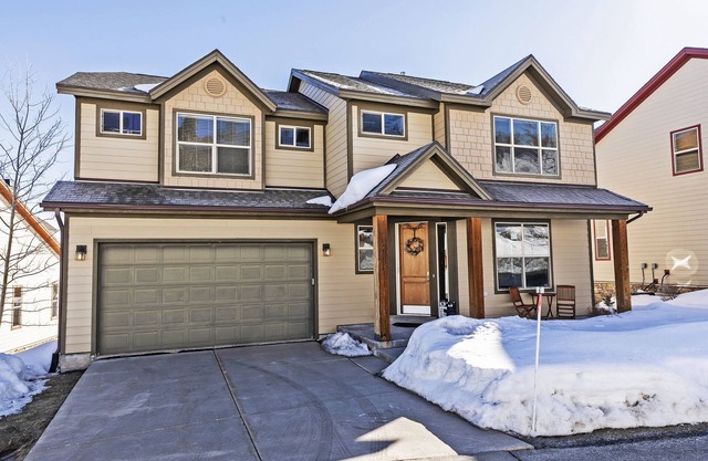 5BR Family Retreat! - Mountain Views! - 1 Mile to Slopes and Shops!