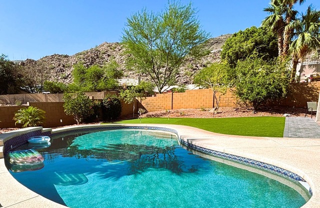 5BR, Heated Pool, 4 KING BEDS, Mt Views, Game Room, Putt Grn, Self Check In, BBQ