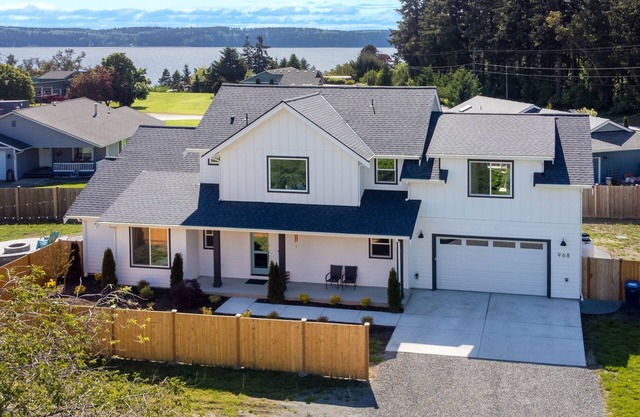 5BR vacation home Hot Tub/Game Room/Water Views/BBQ/firepit/LG Yard