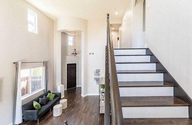 5BR within 10 min of Waterfront, Airport, Downtown Arena, Eatery, Trails & More!