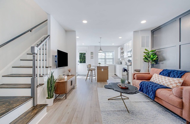 5min Walk to Metro, Level 2 EV Charger, King Beds, Smart TVs