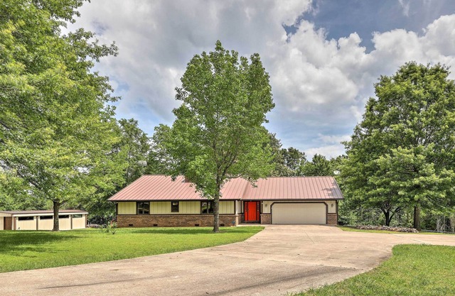 6-Acre Rogers Retreat w/ Ramps on Beaver Lake!