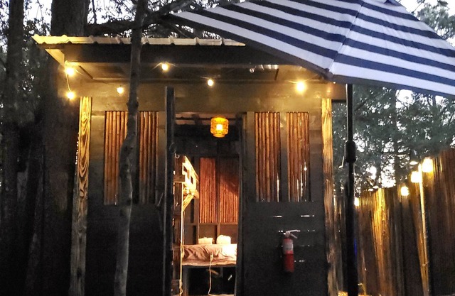 Rustic Tiny Zen Cabin & Private Garden-BEACH 8 mi