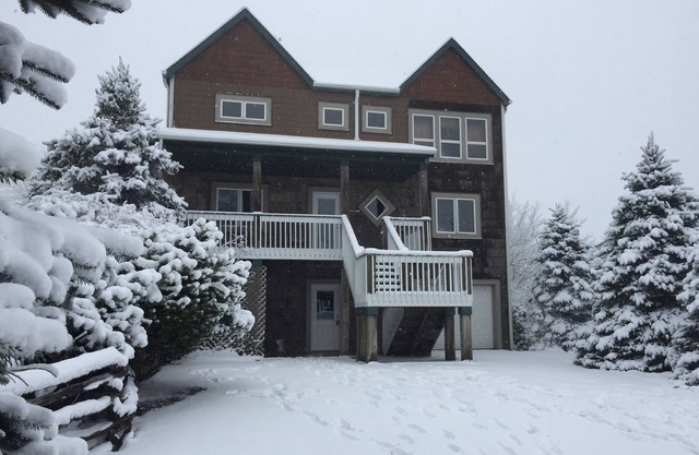 6 recámaras 5 baños duermen 14 Ski in y Ski out Slopeside!