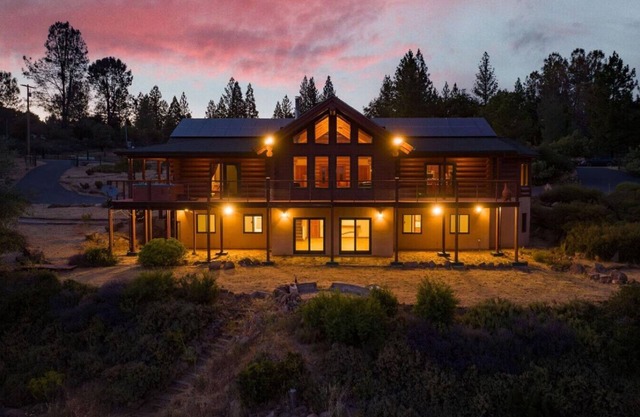 4 Bedroom, 4 Bath, Hot Tub, 104 Acres, Pet Friendly, Weddings!