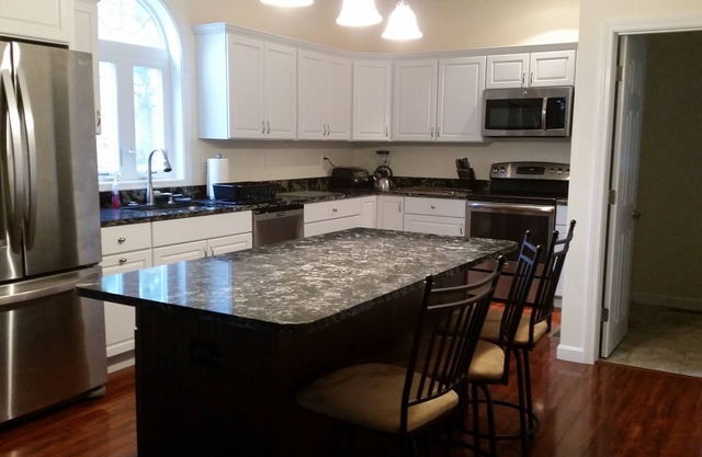 6 DORMITORIOS, 5 BAÑOS, NUEVA CASA CERCA DE PLAYA PÚBLICA EN 2 ACRES, 1 MILLA DE CENTRO