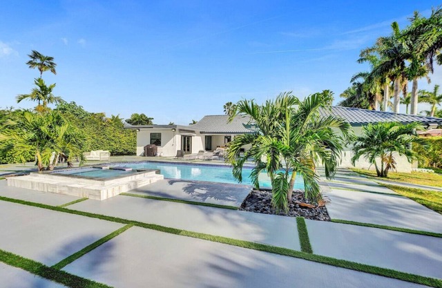 6-Bedroom Home with/Pool/BBQ/Family Fun