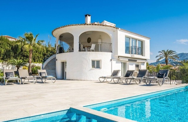 Villa de 6 dormitorios a minutos de la playa de Moraira. Piscina climatizada, vista al mar.