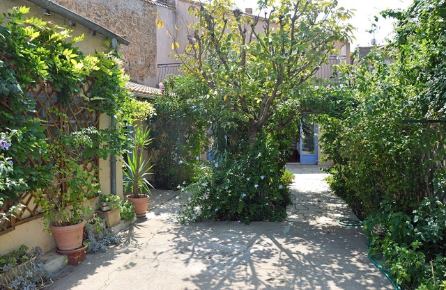 Gran casa de pueblo de 170 m2, con jardín, para 7 a 8 personas.