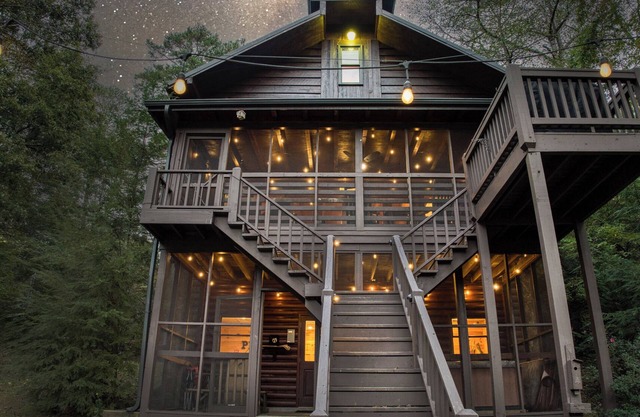 6 BR Waterfront Cabin w/Hot Tub Fire Pit & Game Rm