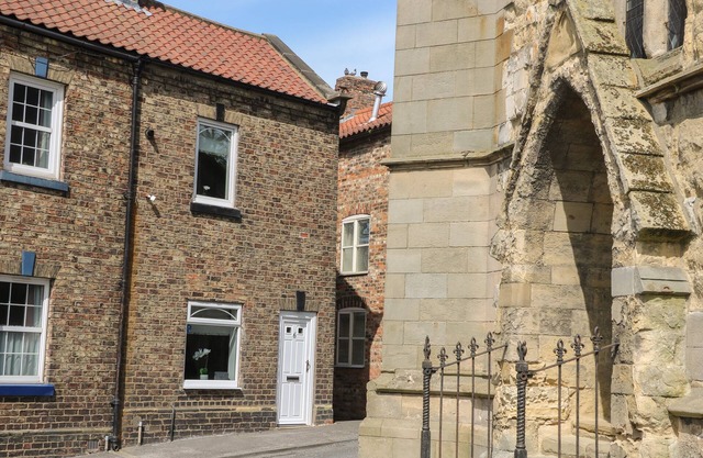 6 CHURCH HILL, pet friendly, luxury holiday cottage in Malton