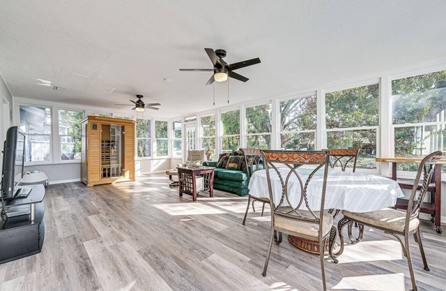 6 Mi to Sponge Docks: Lake Tarpon Getaway w/ Dock!