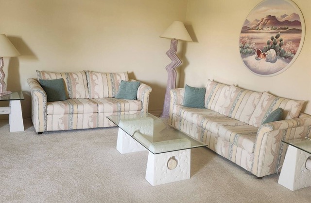 Travel nurse housing. Quiet, cozy 2/2 near Hawk Ridge. Sleeps 5. Upper level.