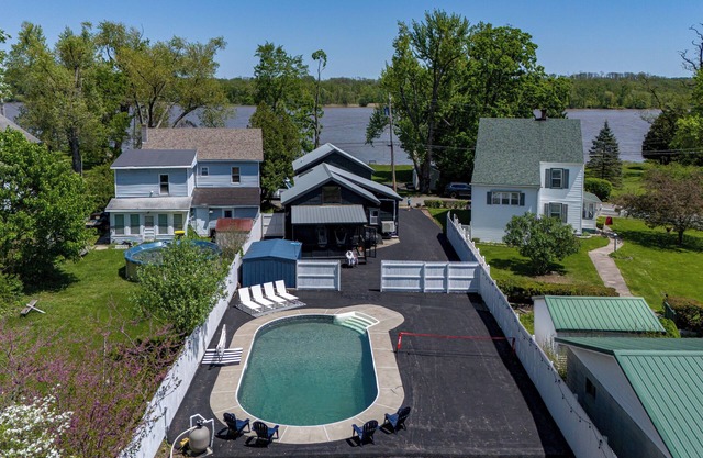 6 Person Hot Tub!! CANADIAN-OWNED! Pickleball & PS5. Waterfront and spacious