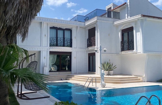 Villa de 6 habitaciones con piscina privada y jardín