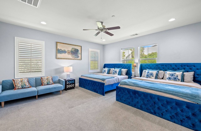 6BD/3BA/ Villa/10Beds/ Grill /NearUCR/Large Space/clean/outdoor furniture