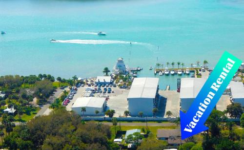 6BR Triplex – Walk to Marina & Lighthouse Grill