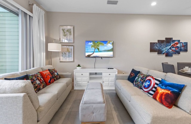 6BR Villa w/ Themed Rooms - Sleeps 14 - 10min to Disney - WiFi + Gym