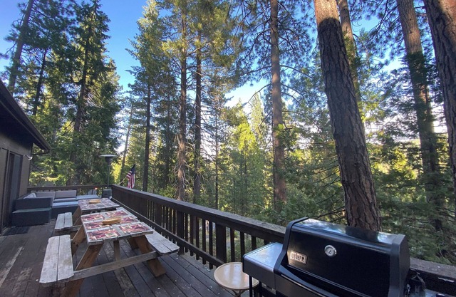 6mi to Pinecrest-AC, arcade loft, airhockey, outdoor space & spacious deck!
