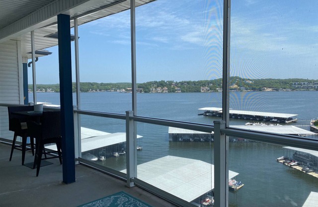6th Floor Views!! 2-Bedroom, 2-Bathroom. Beautiful Lakeside Pool!