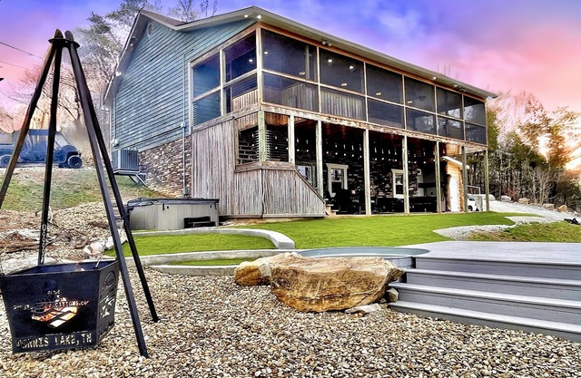 7 bdrm covered dock, hot tub, cwby pool, sleeps 24, “Mountain Oasis”