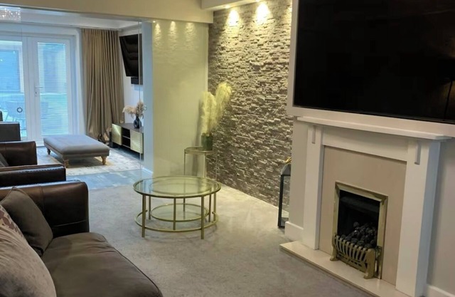 7 bed | 3 bath | M25 | Parking | Long term group bookings