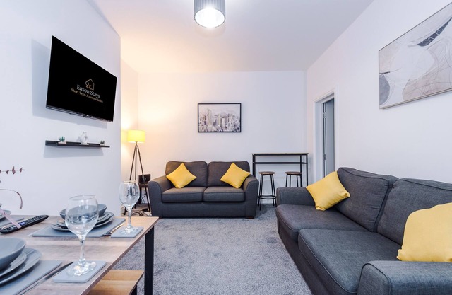 7 Beds |Large House |Contractors