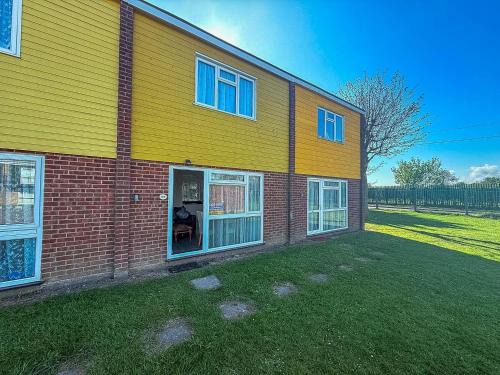 7 Berth Chalet Nearby Hemsby Beach In Norfolk Ref 18168B