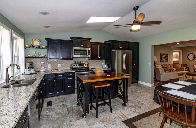 HDTV, WIFI. Hermosamente renovada casa de alquiler de vacaciones amueblada de 3 dormitorios, 3 baños y 1 nivel con gar