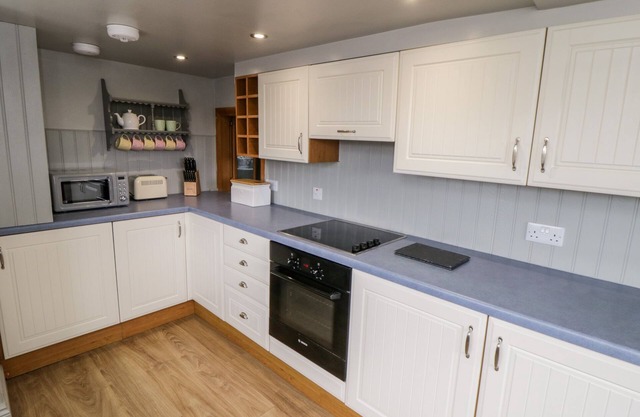 7 LILAC TERRACE, character holiday cottage, with open fire in Danby