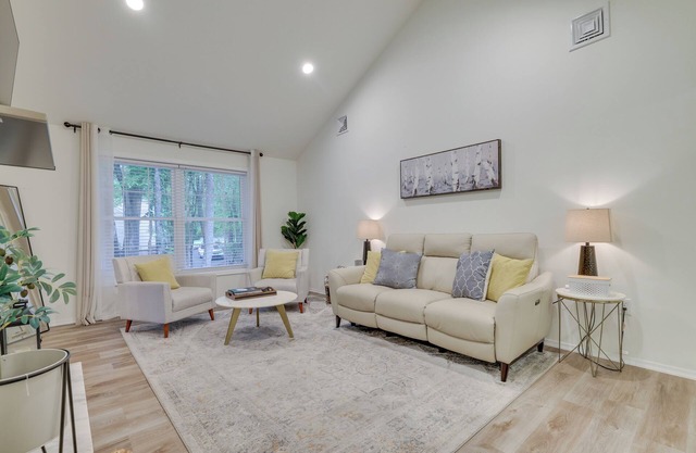 7 Mi to Camelback Mtn: Chic Penn Estates Home