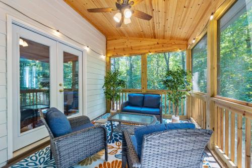 7 mi to LakePoint Sports - Near Historic DT - HotTub