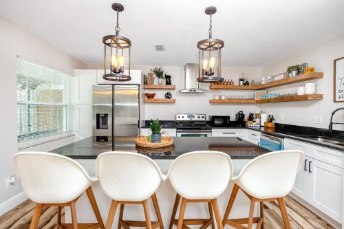 7 People 4 Beds - 8 mins to beach by car - 2 mins to downtown - MODERN