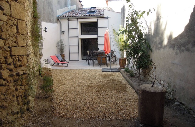 7-person vacation home with reversible air conditioning and outdoor courtyard in the Luberon