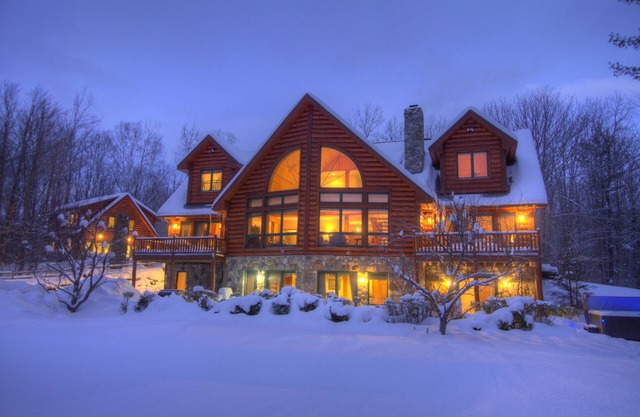 10 BR's Luxurious 7000 Sq.ft. Log Estate — Pool, Hot Tub, Privacy & Lake Access