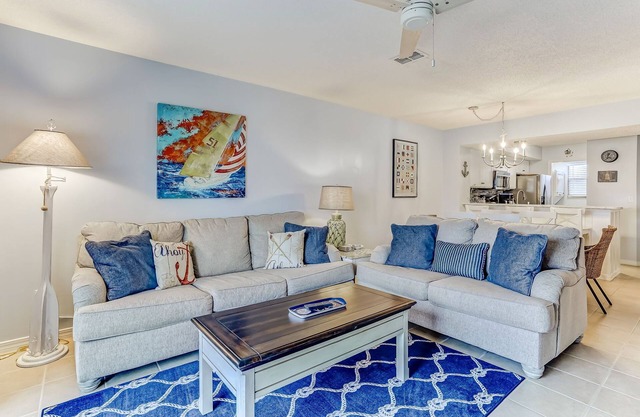 Fabuloso velero frente al mar