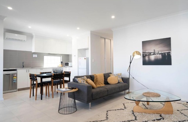 7th Heaven in Cloverdale/Belmont - sleeps 4 - parking