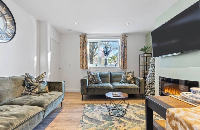 8 Eighth Ave · Retreat On The Green - Beautiful 4-Bed Home | Pass The Keys