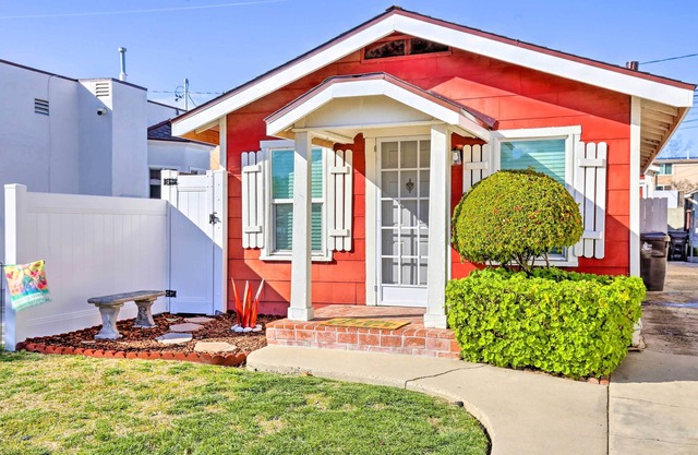 8 Mi to Aquarium: Long Beach Bungalow w/ Patio!