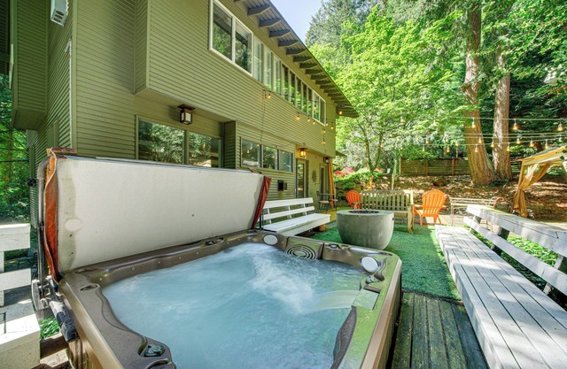 8 Mi to Dtwn Seattle: Pet-friendly Apt w/ Hot Tub