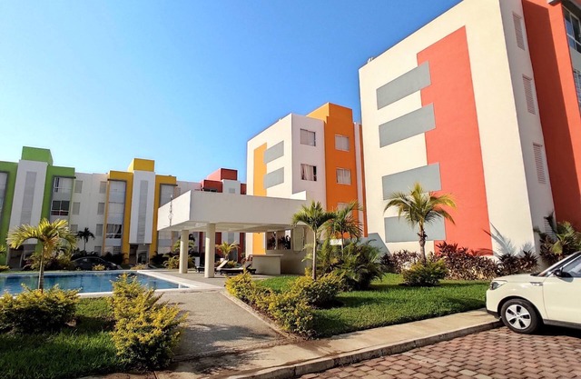 A 8 minutos de la playa! Departamento familiar con alberca & jardines en privada