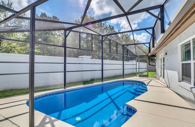 8 minutes from disney parks! Beautiful home with pool heated!