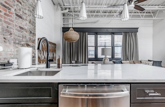 80 LEX 204 Industrial Chic Free Parking