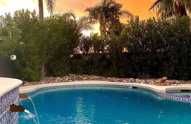 piscina privada / jacuzzi en patio soleado con orientación sur, área de Kierland con 6 bicicletas