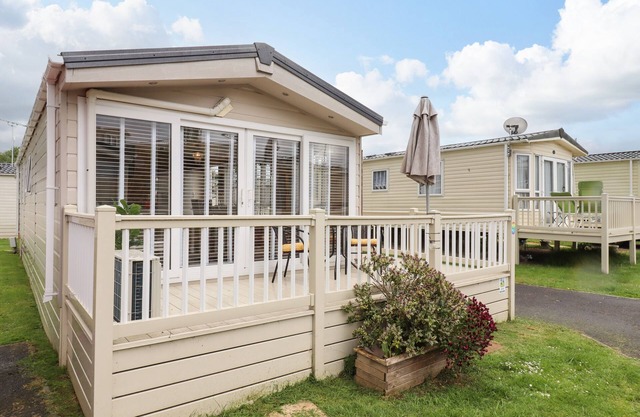 9 BIRCH GROVE, pet friendly, with a garden in St. Osyth