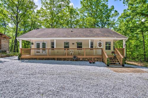 9 Mi to Devils Fork State Park Getaway with Porch!