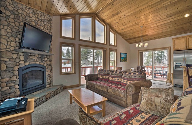 ¡NUEVO! South Lake Tahoe Home, 9 millas a Heavenly Mtn!
