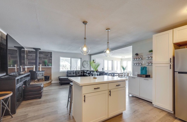 9 Mi to Joshua Tree NP: Home w/ Views!